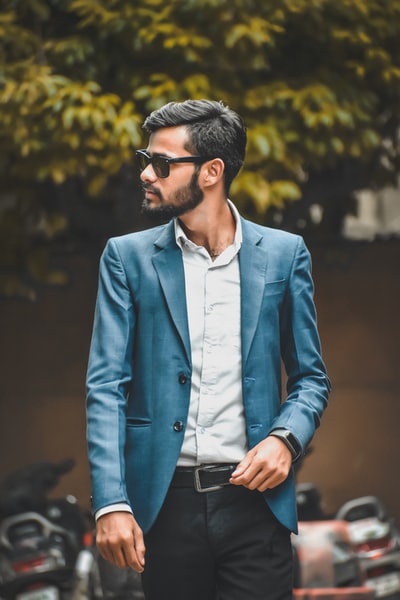 男人穿着蓝色西装外套穿黑色太阳镜
